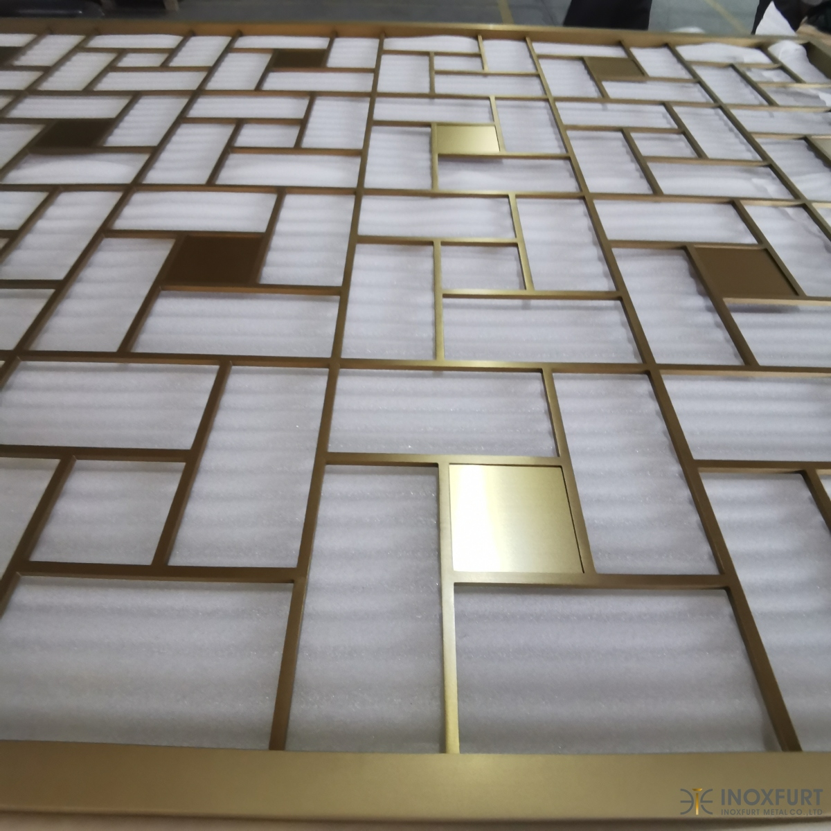 STAINLESS STEEL HAIRLINE GOLDEN PARTITION FOR HOTEL LOUNGE