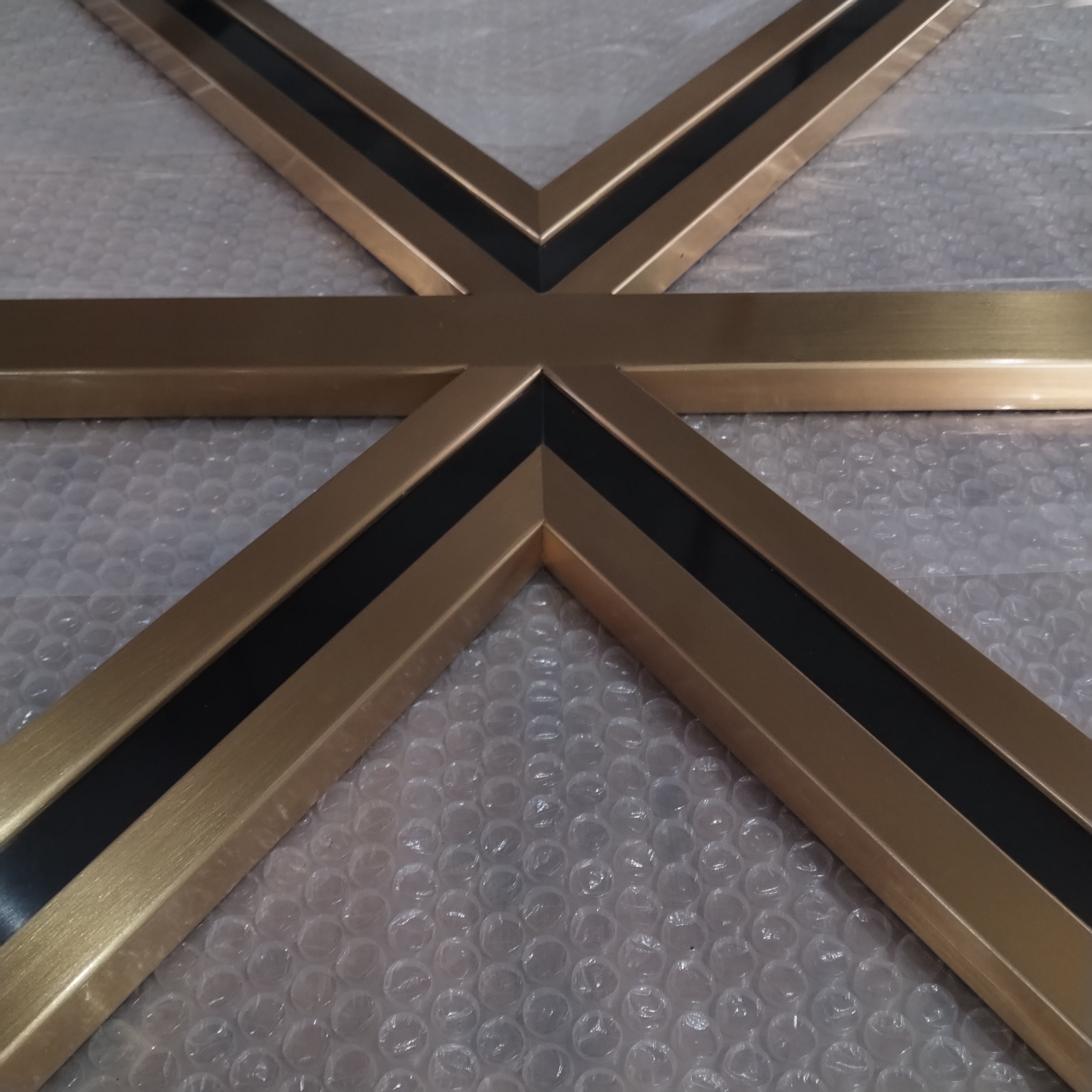 DIAMOND DESIGN HAIRLINE GOLD MATCHES BLACK ROOM DIVIDER FOR RESTAURANT