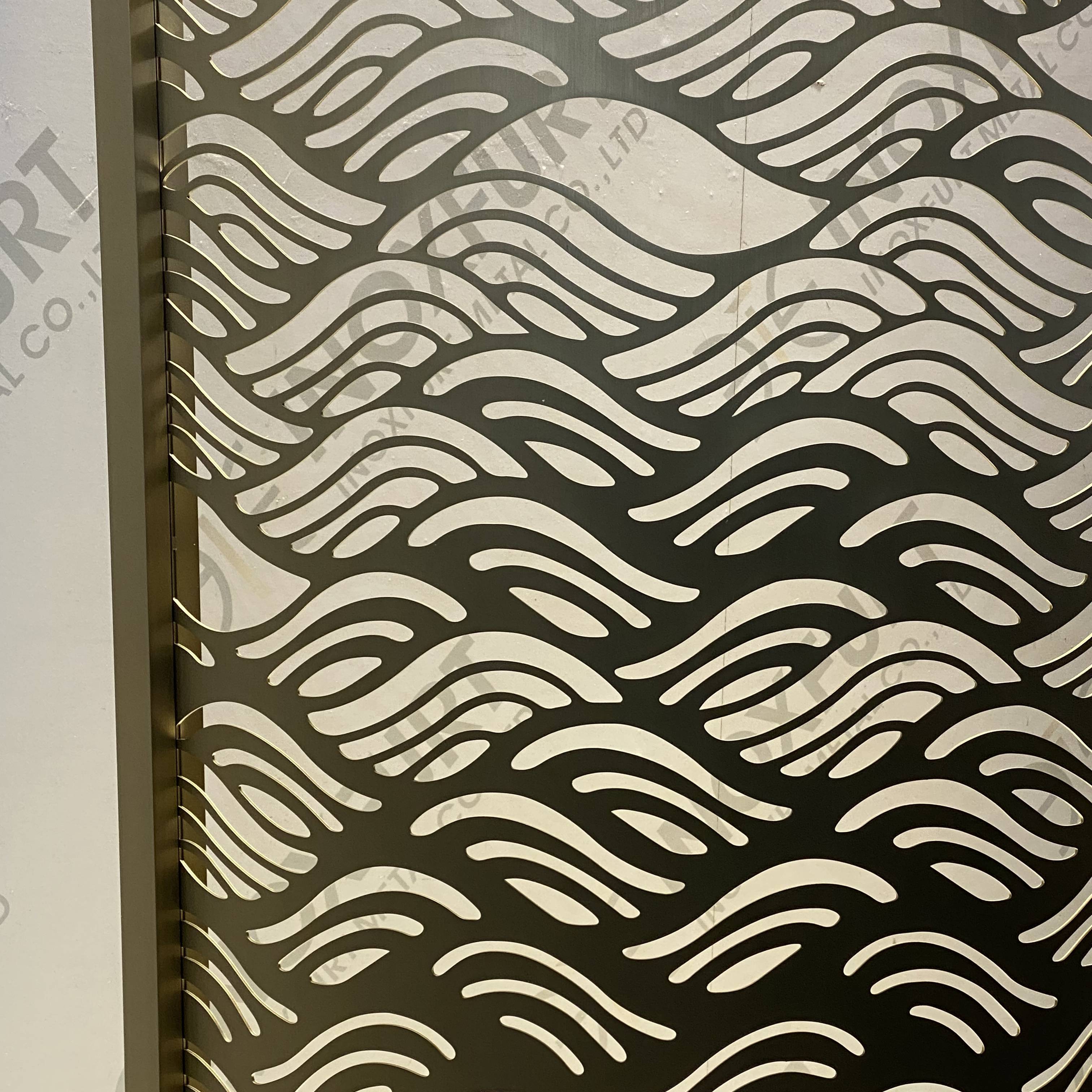 HAIRLINE GOLD WAVY DESIGN LASER CUT PARTITION SCREEN