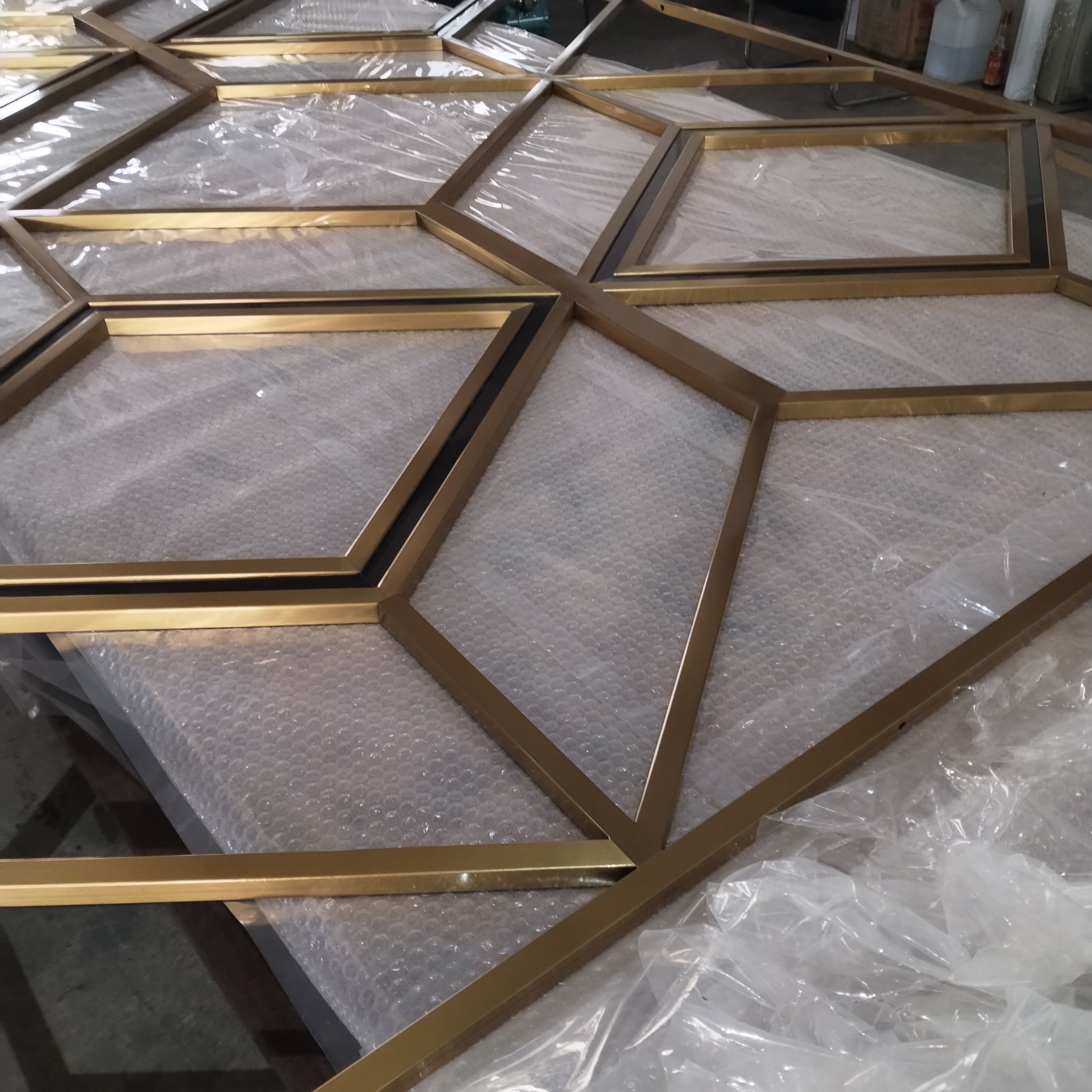 DIAMOND DESIGN HAIRLINE GOLD MATCHES BLACK ROOM DIVIDER FOR RESTAURANT