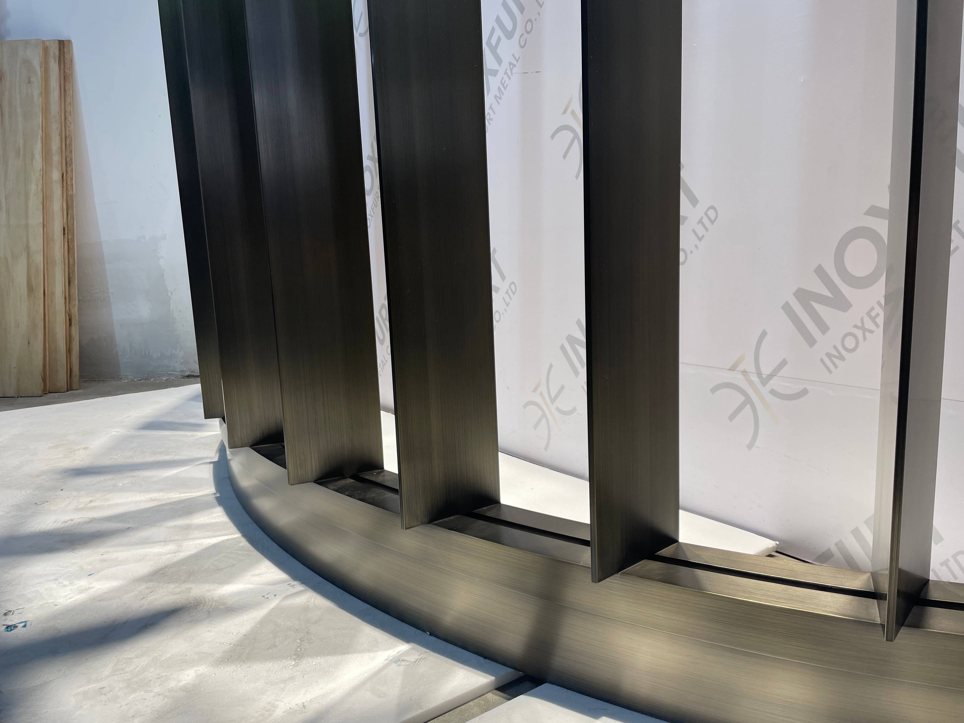 STAINLESS STEEL ARC DESIGN BRONZE AND GOLD HAIRLINE ROOM DIVIDER FOR HOTEL LOBBY