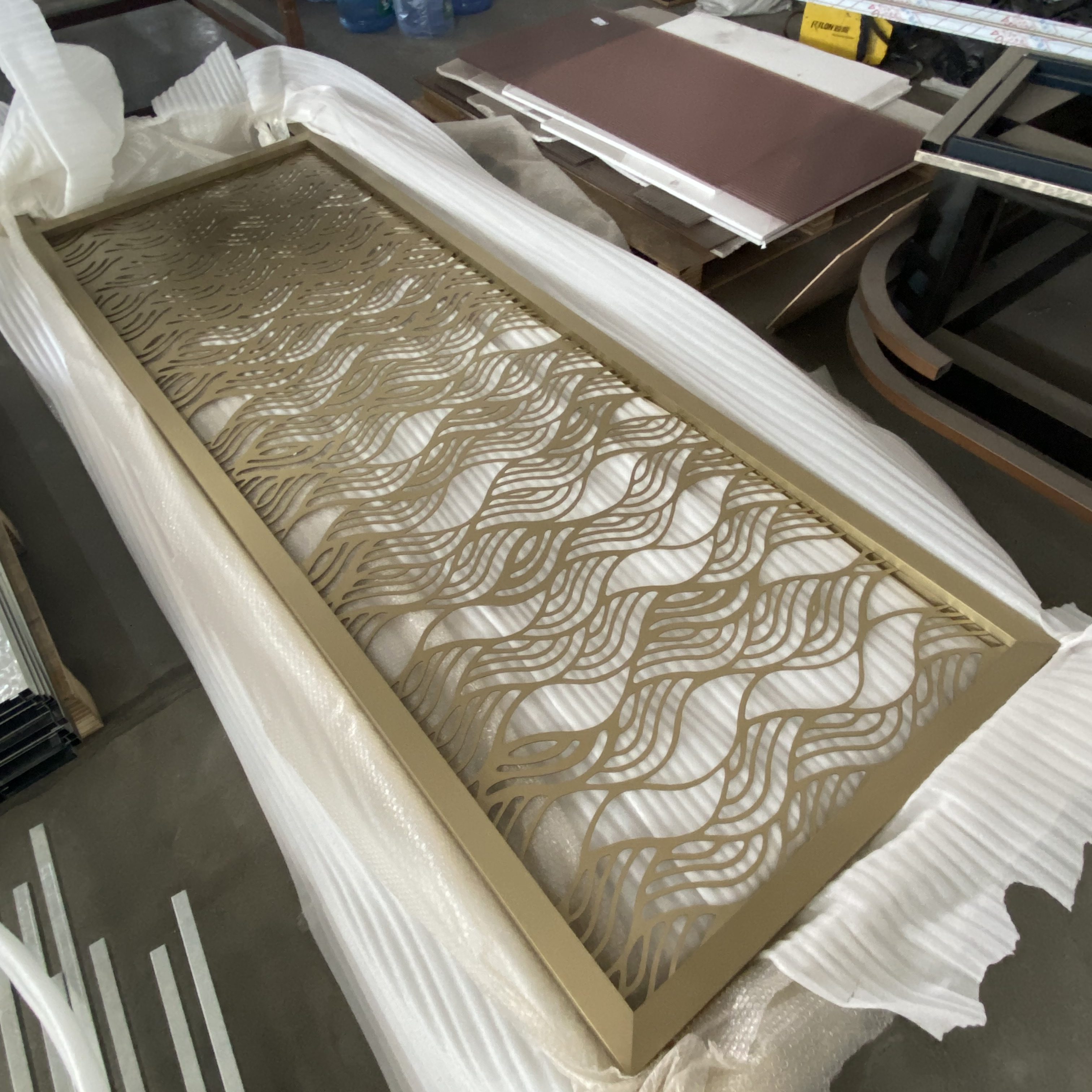 HAIRLINE GOLD WAVY DESIGN LASER CUT PARTITION SCREEN