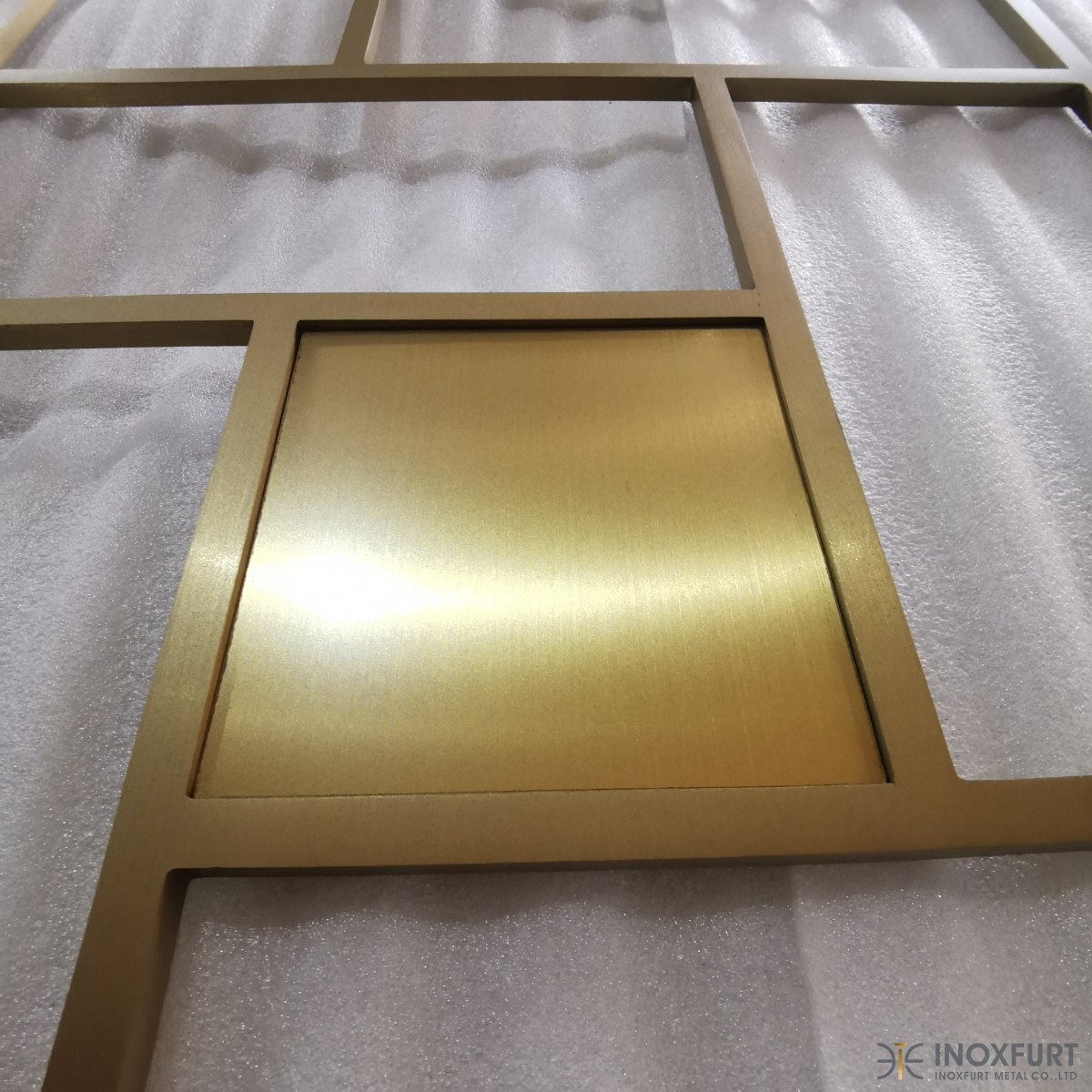 STAINLESS STEEL HAIRLINE GOLDEN PARTITION FOR HOTEL LOUNGE