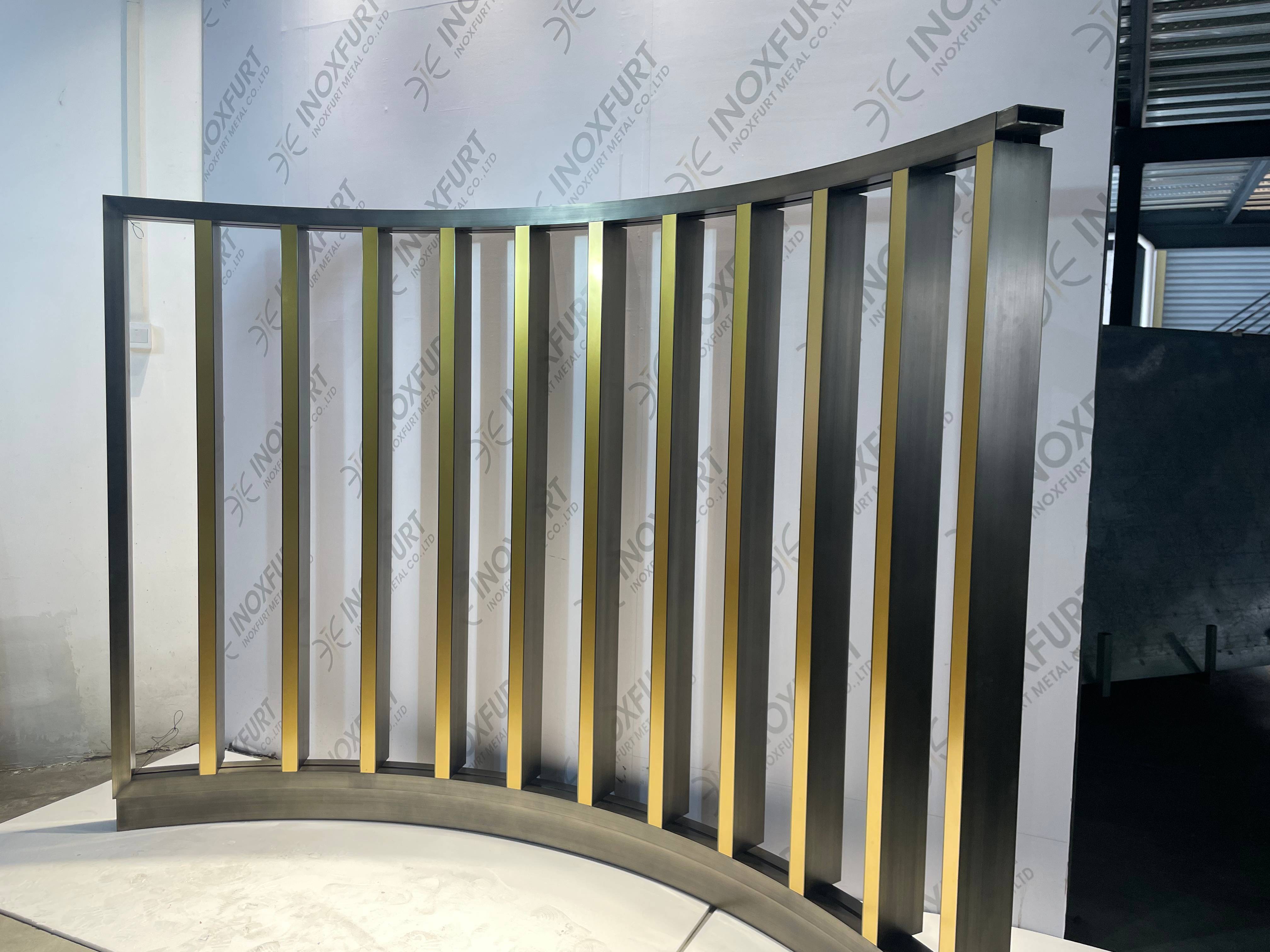 STAINLESS STEEL ARC DESIGN BRONZE AND GOLD HAIRLINE ROOM DIVIDER FOR HOTEL LOBBY