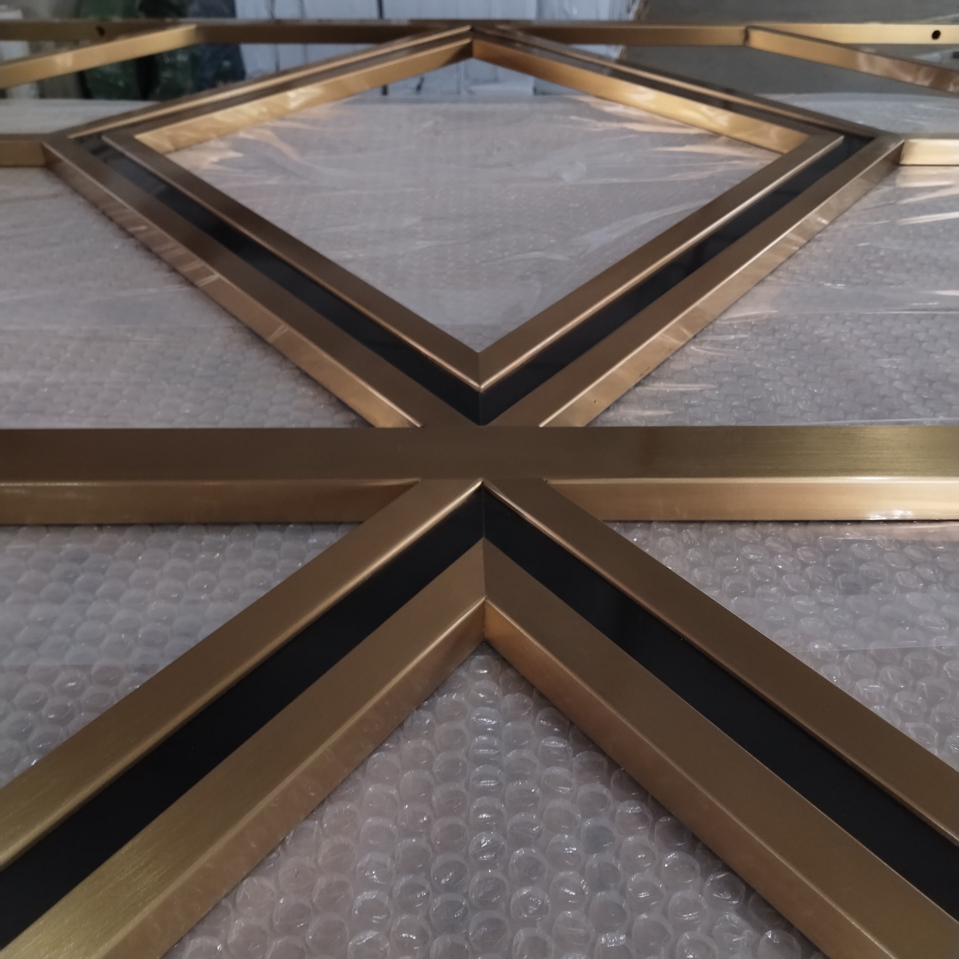 DIAMOND DESIGN HAIRLINE GOLD MATCHES BLACK ROOM DIVIDER FOR RESTAURANT