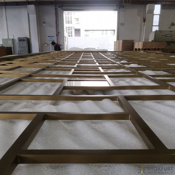 STAINLESS STEEL HAIRLINE GOLDEN PARTITION FOR HOTEL LOUNGE