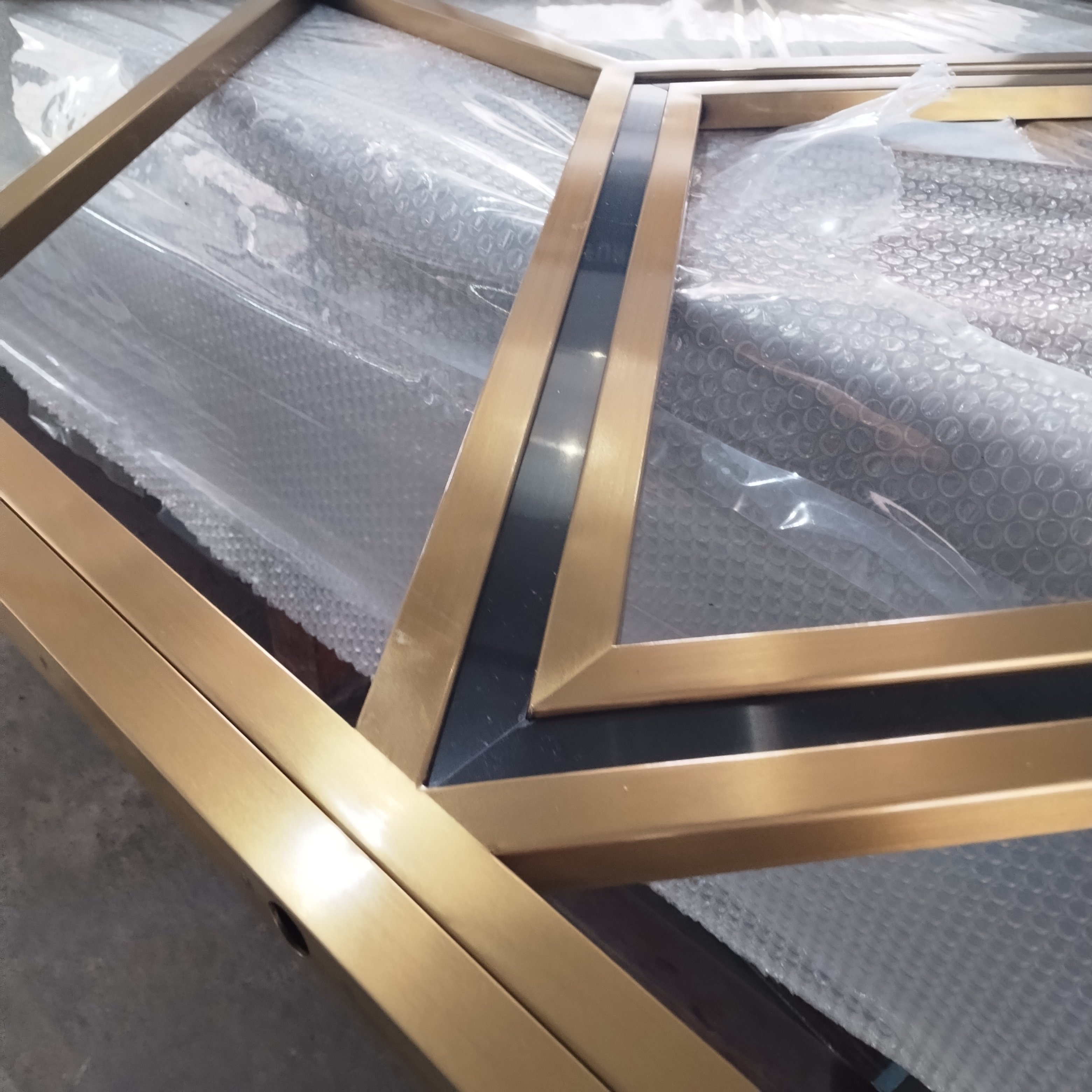 DIAMOND DESIGN HAIRLINE GOLD MATCHES BLACK ROOM DIVIDER FOR RESTAURANT