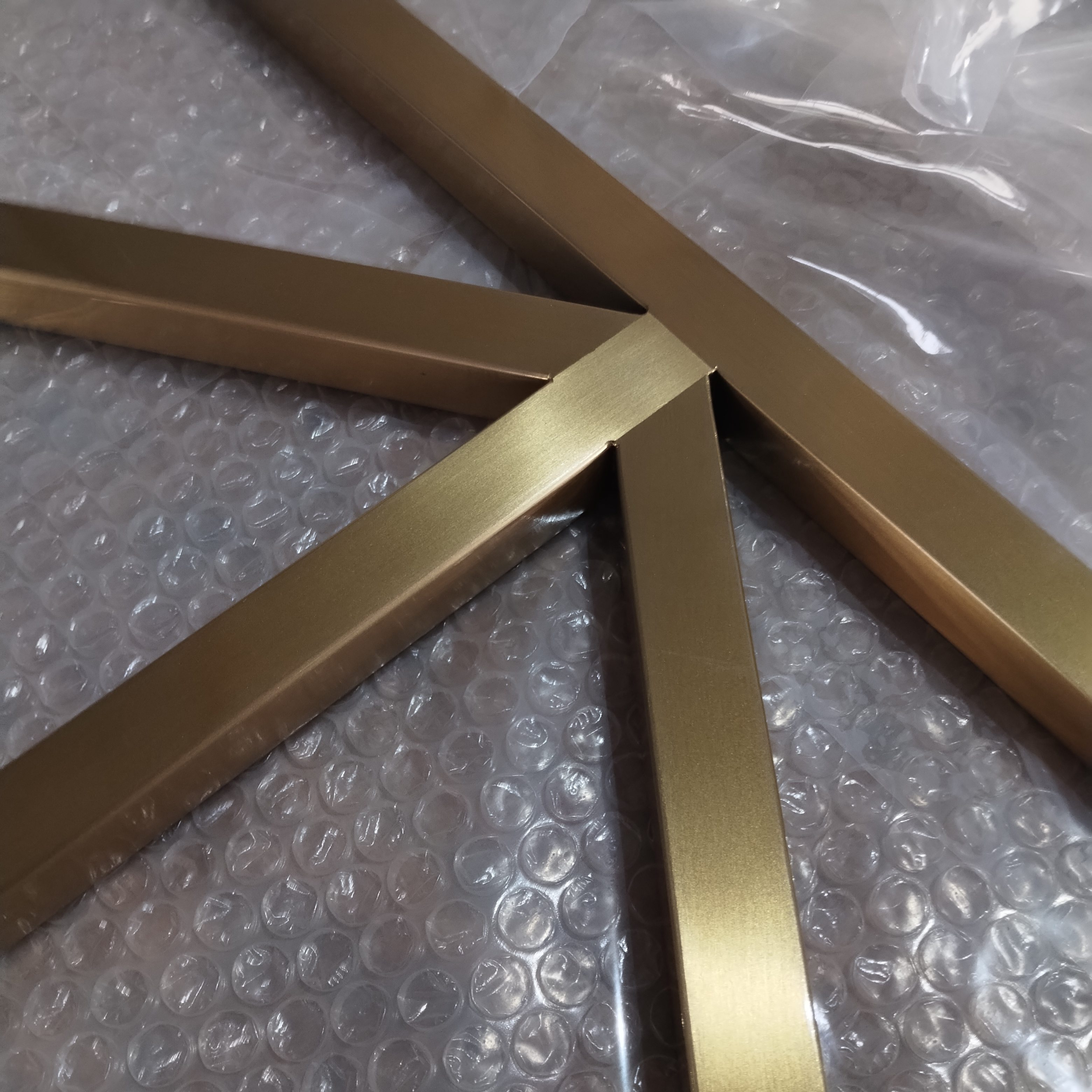 DIAMOND DESIGN HAIRLINE GOLD MATCHES BLACK ROOM DIVIDER FOR RESTAURANT