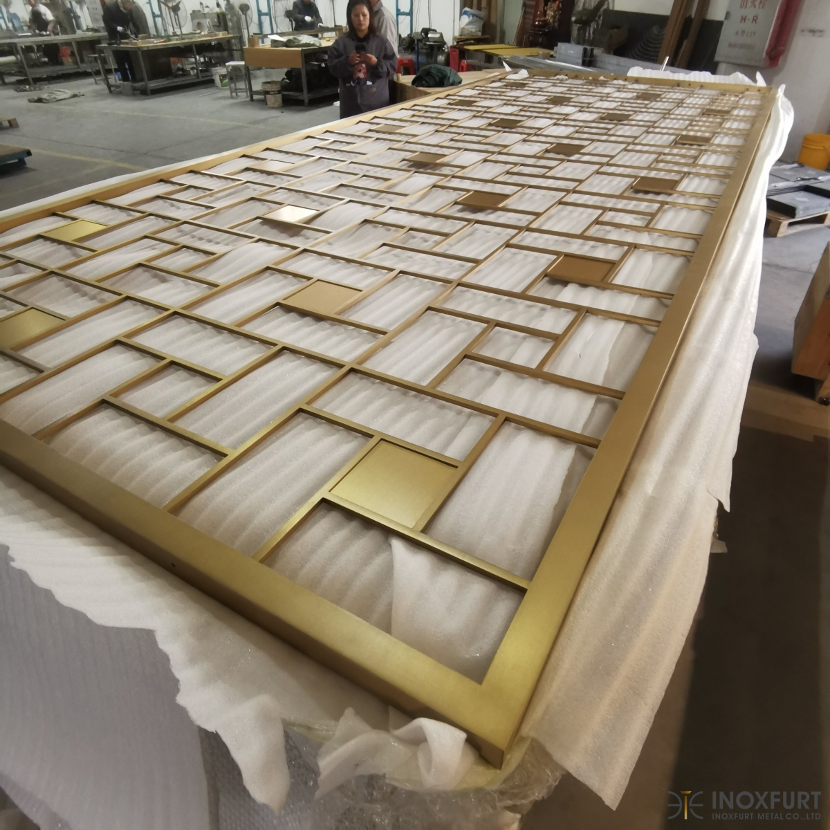 STAINLESS STEEL HAIRLINE GOLDEN PARTITION FOR HOTEL LOUNGE