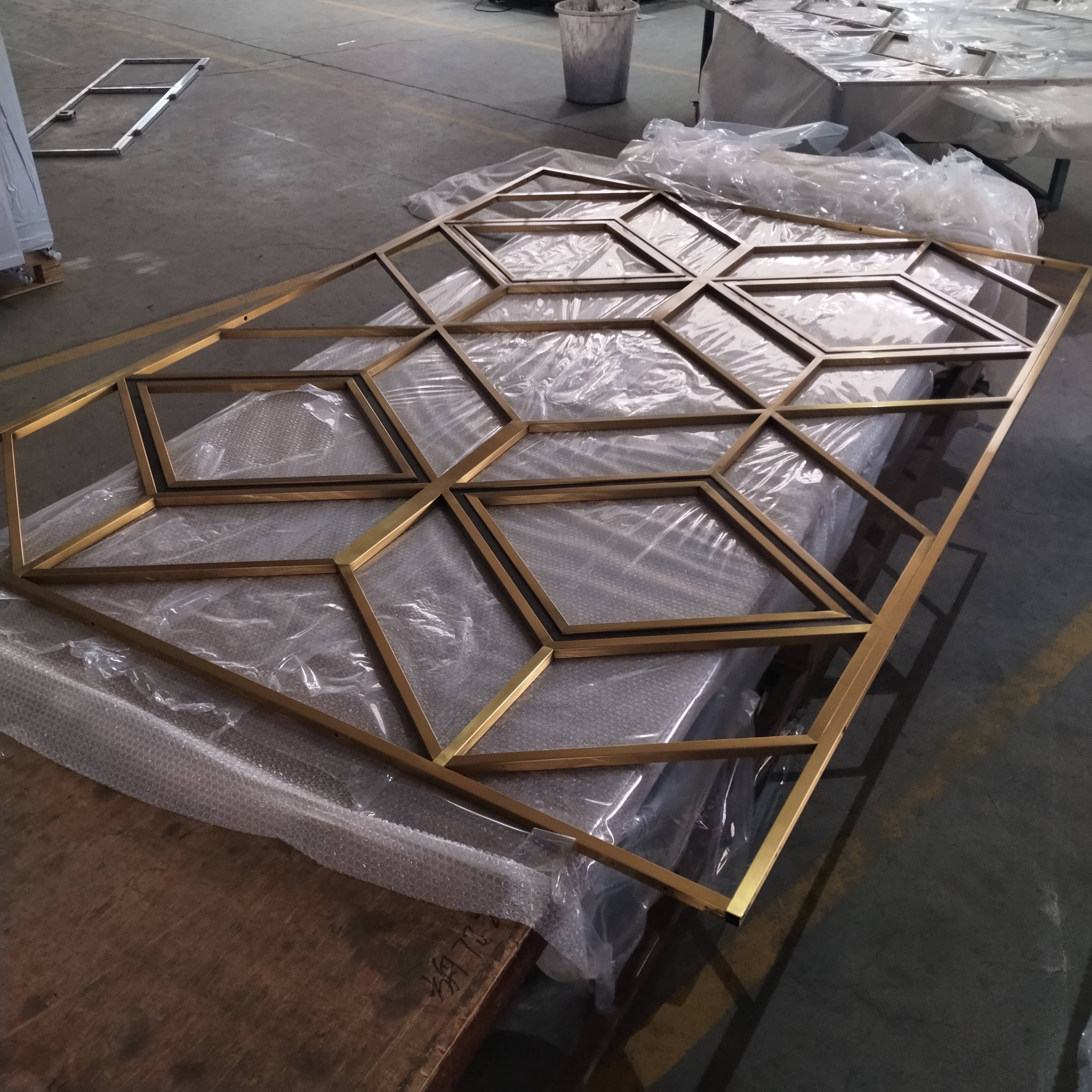 DIAMOND DESIGN HAIRLINE GOLD MATCHES BLACK ROOM DIVIDER FOR RESTAURANT