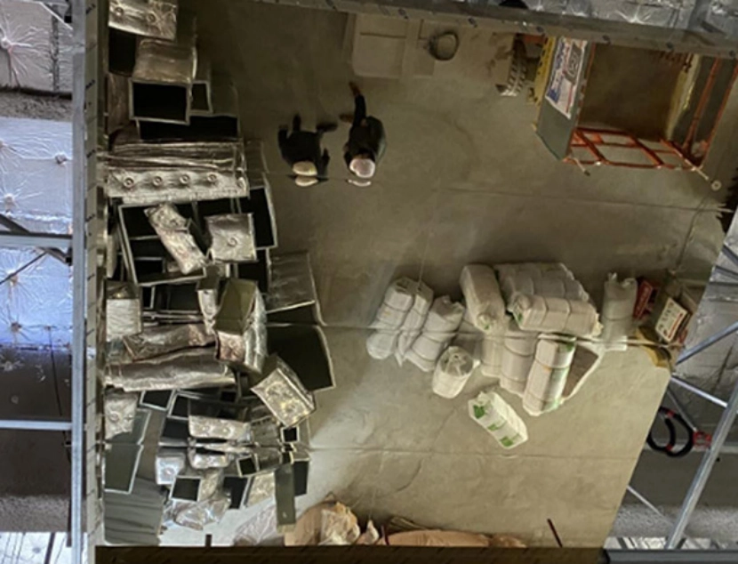 Mirror-style ceiling